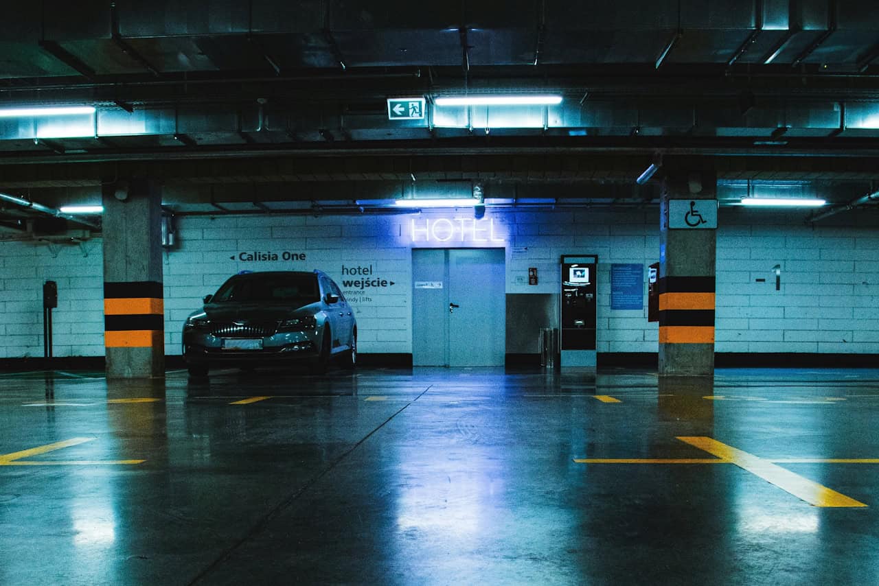 jacek-janiczak-jazMieBJfqU-unsplash Illustration de parking - jacek janiczak